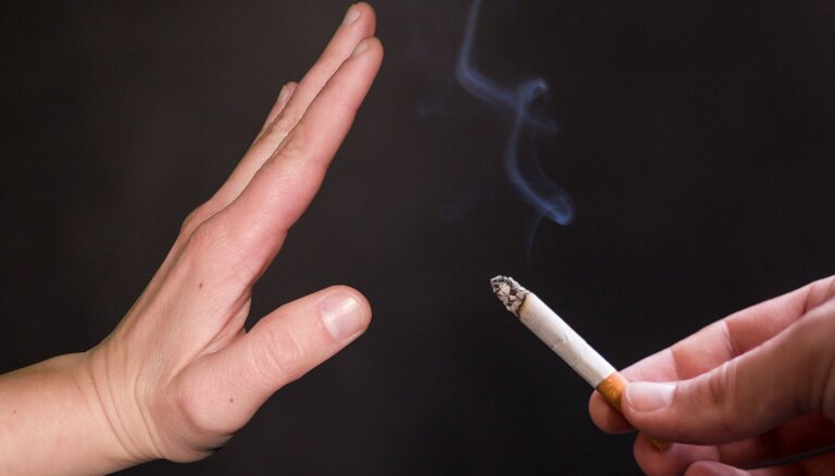 'Pīpēšu uz ielas' – pēc emocionālām debatēm Saeimā likvidēs smēķētavu