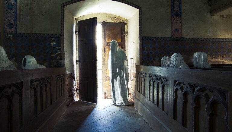 ФОТО. Аж жуть берет: Заброшенная церковь с 30 призраками в чешском Лукове