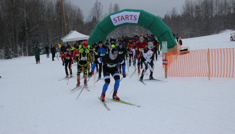 Rankas Kartonfabrikā aizvadīts Latvijā vēl nebijis slēpošanas maratons