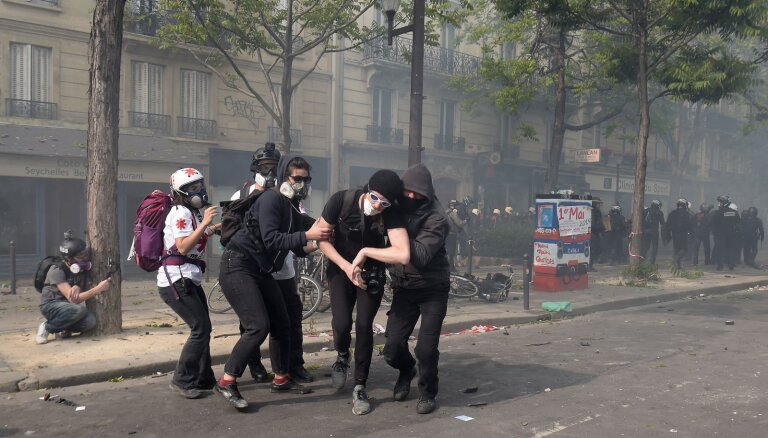 В ходе первомайских акций в Париже ранены 38 человек