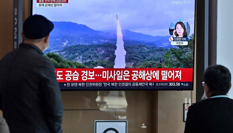 КНДР впервые запустила ракету через морскую границу с Южной Кореей