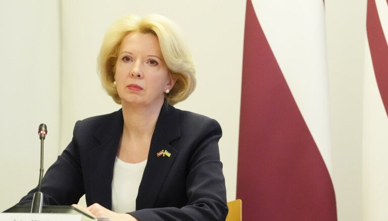 Мурниеце сохранила пост министра обороны. Шлесерс в дебатах пригрозил отставкой всему Кабмину