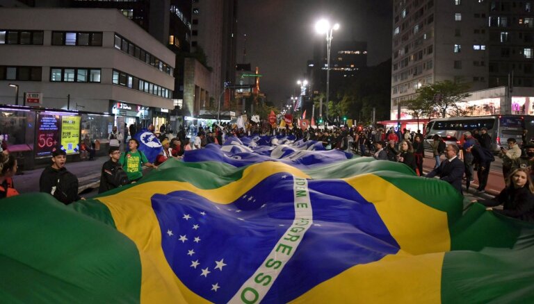 Brazīlieši demonstrācijās aizstāv demokrātiju