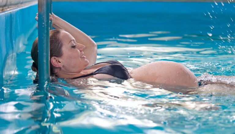 Kādēļ grūtniecēm iesaka apmeklēt ūdens aerobikas nodarbības