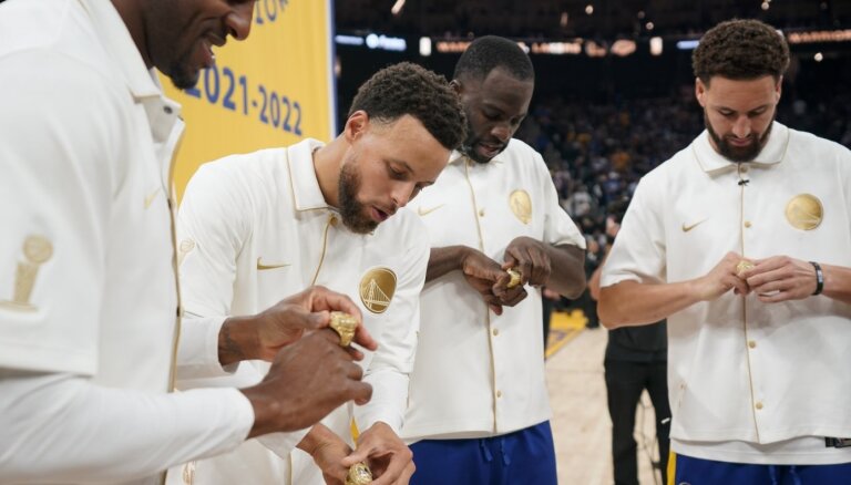 Foto, video: 'Warriors' saņem NBA čempionu gredzenus un pirmajā mačā uzvar 'Lakers'