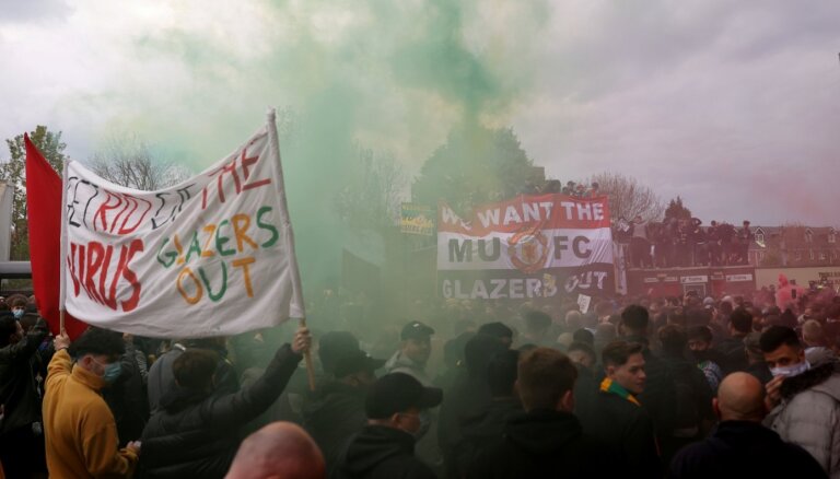 'Manchester United' fani ar protestu 'norauj' spēli pret 'Liverpool'