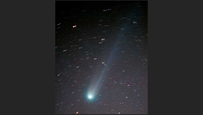 Komētas putekļos atrastas 'uguns un ledus' daļiņas