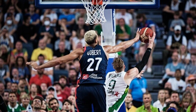 'Eurobasket 2022': Lietuvai vēl viens dramatisks zaudējums; Ukraina galotnē pieveic Igauniju