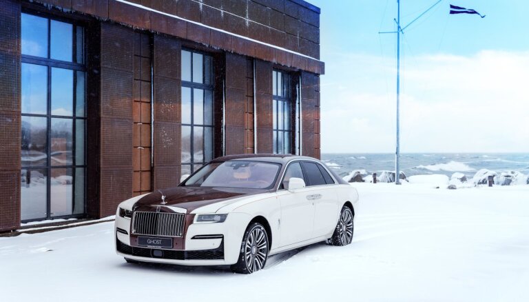 Foto: Ekskluzīvs 'Rolls-Royce' modelis pasaules pirmizrādi piedzīvo Latvijā