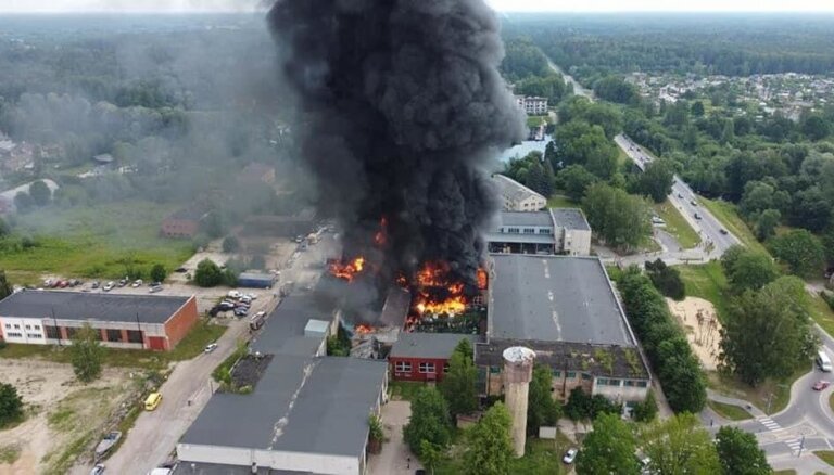 Video: Ierobežots ugunsgrēks noliktavā un apkopes ēkā Ozolniekos