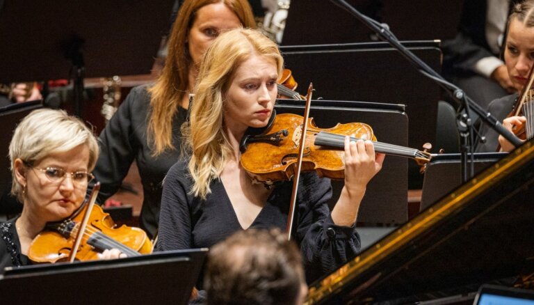 Foto: Liepājas Simfoniskais orķestris krāšņi atklāj savu 142. koncertsezonu
