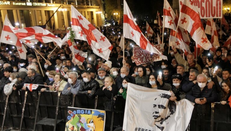 40 000 demonstrantu Gruzijas galvaspilsētā pieprasa Saakašvili atbrīvošanu