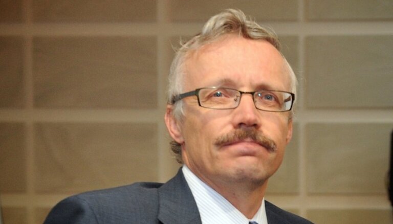 Grāmatā ieskicē, kā ekonomiski grupējumi Latvijas rūpniecības uzņēmumus privatizēja