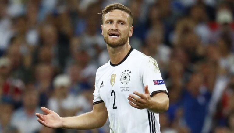 Vācijas futbola izlases aizsargs Mustafi oficiāli pievienojies Londonas 'Arsenal'