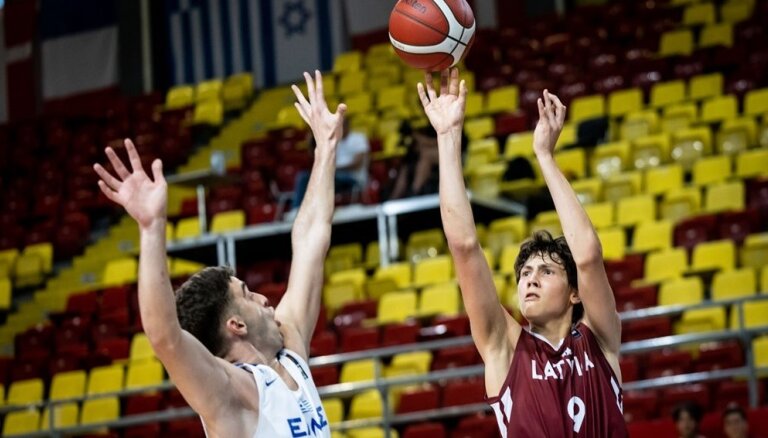 Latvijas U-16 basketbolisti uzvar Serbiju un nosargā vietu Eiropas elitē