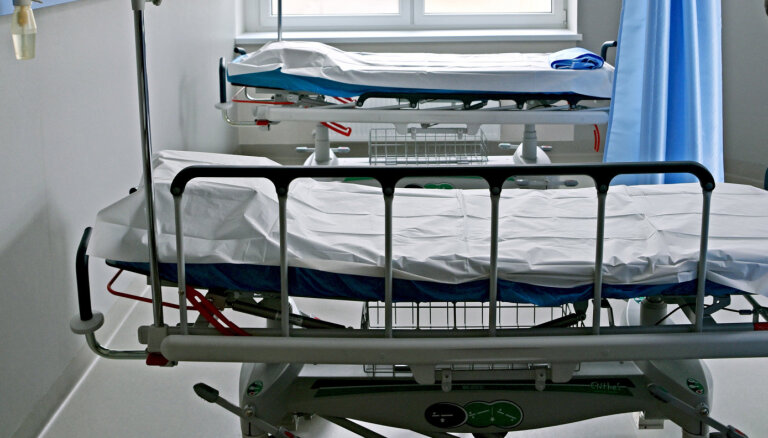 Slimnīcām jānodrošina pavadošās personas iespējas atrasties stacionārā, uzsver VM