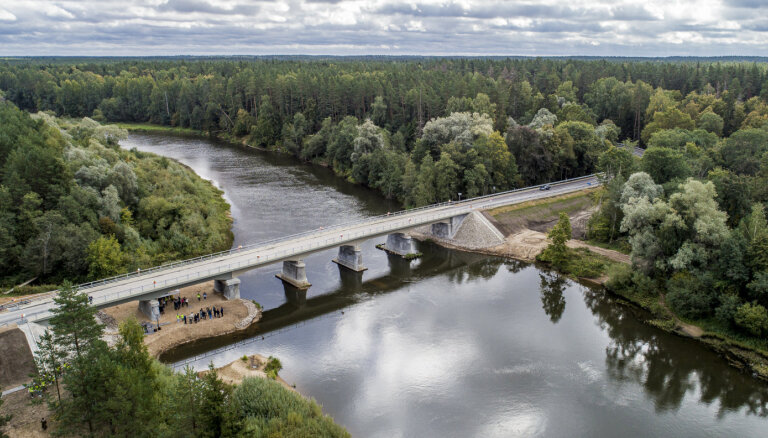Foto: Strenčos atklāts pārbūvētais tilts pār Gauju