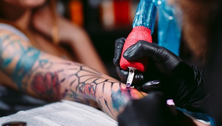 Ziņas par tetovēšanas 'nāvi' Eiropā – pārspīlētas. Ko nozīmē jaunie ES likumi?