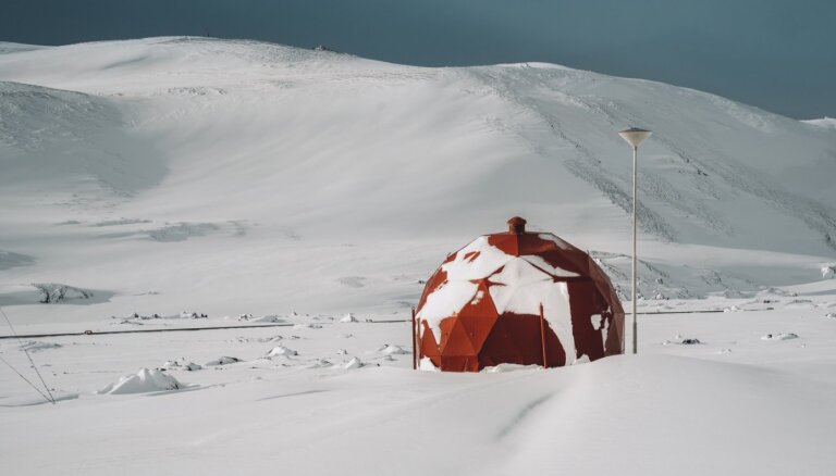 Arhitektūra Arktikā – no gandrīz neredzamām līdz spilgtām lodveida ēkām