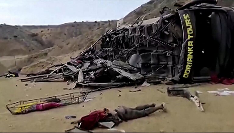 Peru autobusa katastrofā 'Velna līkumā' 24 bojāgājušie