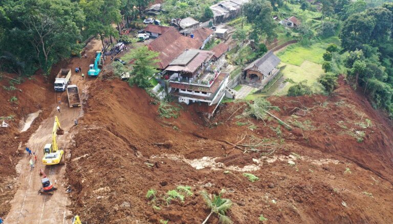 Zemestrīce Indonēzijā: bojāgājušo skaits sasniedzis 268