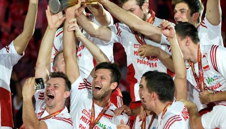 Polijas volejbola izlase pārpildītu tribīņu priekšā triumfē pasaules čempionātā
