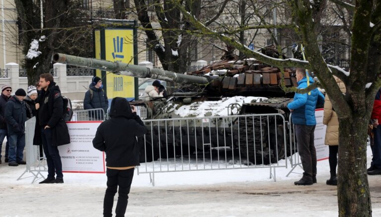 Полиция расследует появление гвоздик около подбитого российского танка