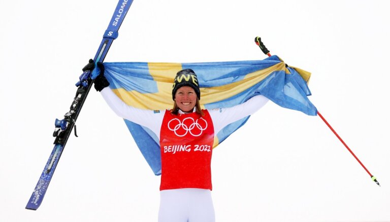 Par Pekinas olimpisko čempioni slēpošanas krosā kļūst zviedriete Neslunde