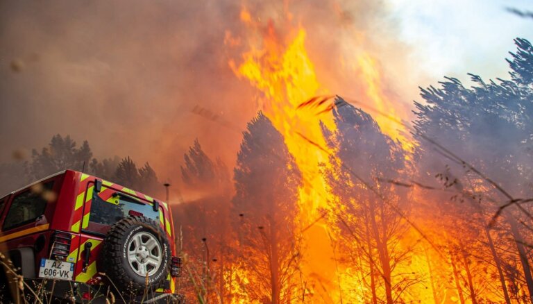 Eiropas dienvidos vairāk nekā 40 grādu karstuma dēļ plosās plaši meža ugunsgrēki