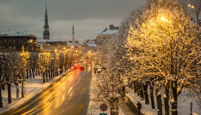 Sniegs pirmdien Rīgā var apgrūtināt satiksmi, brīdina pašvaldība