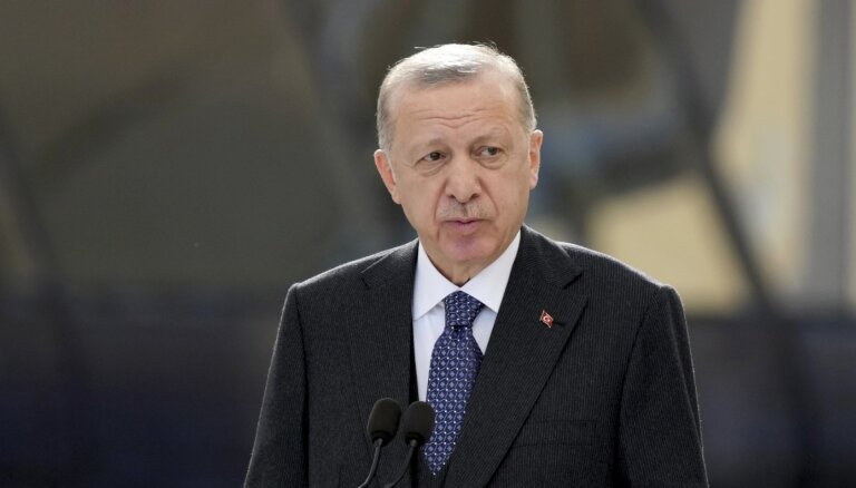 Erdogans mudina Zviedrijas premjeri izbeigt 'teroristu' grupējumu atbalstīšanu