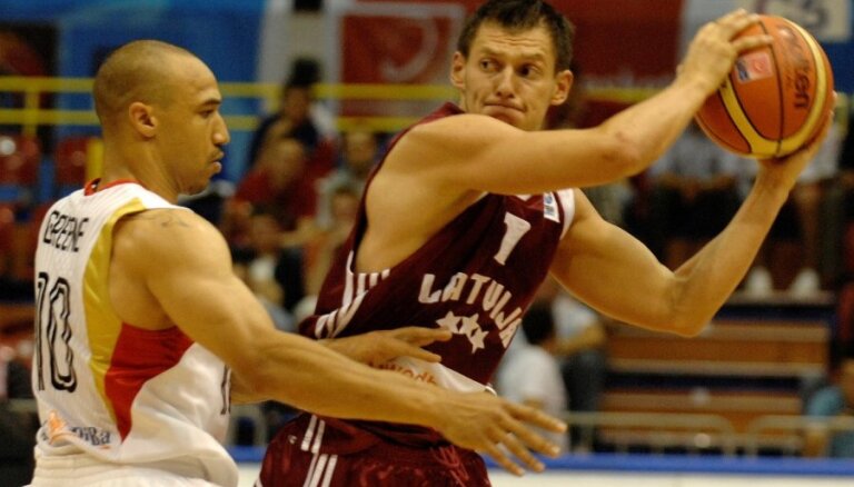 Latvijas basketbola izlasei EČ kvalifikācijas turnīrā nepalīdzēs arī Blūms