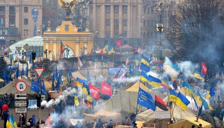 Участников Евромайдана в Харькове забросали петардами и шашками