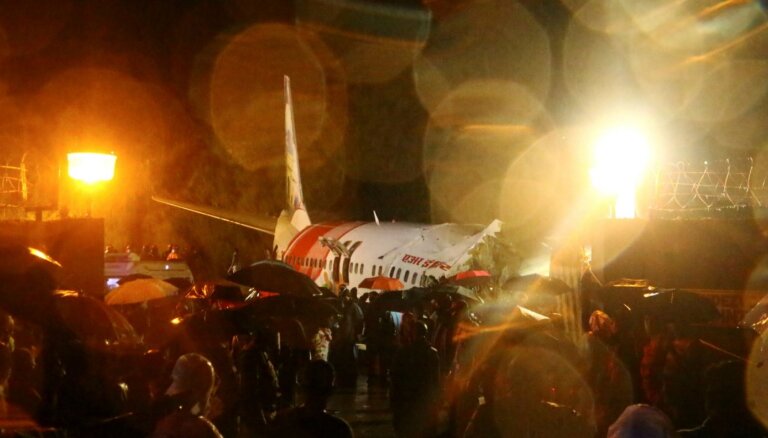 Indijā avarē pasažieru lidmašīna ar 190 cilvēkiem; 17 bojāgājušie (plkst. 23:13)