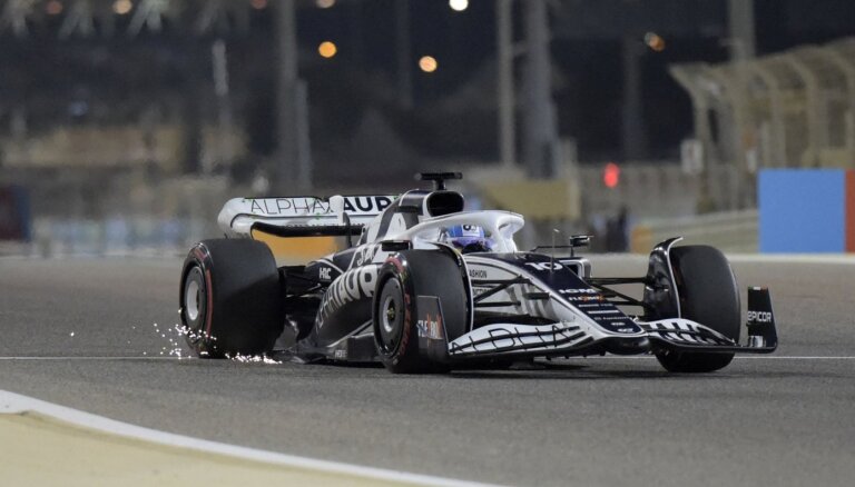 Gaslī un Verstapens ātrākie F-1 sezonas pirmajos treniņbraucienos