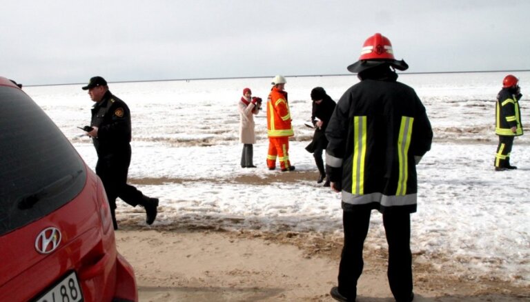 Pirmdienas vakarā VUGD Dagdā izglāba ledū ielūzušu cilvēku