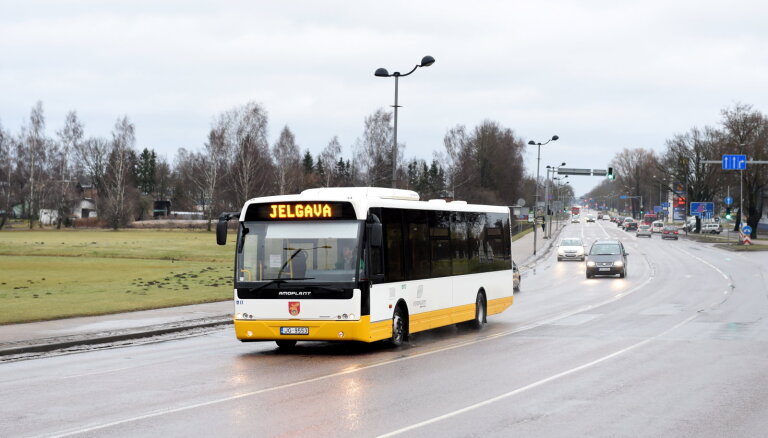 В Елгаве рейсовый автобус съехал в кювет