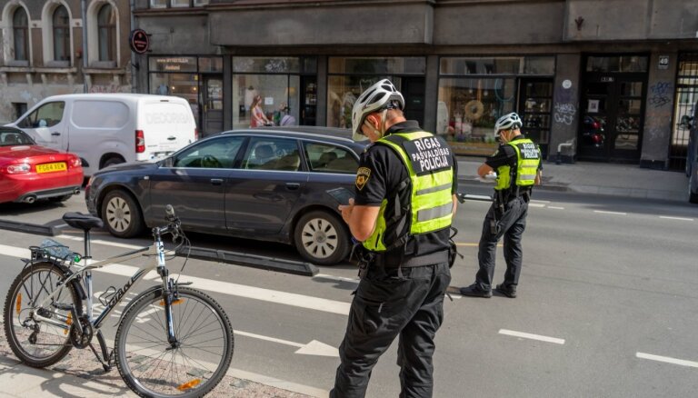 Foto: Policijas velopatruļas Rīgas centrā fiksē 435 pārkāpumus