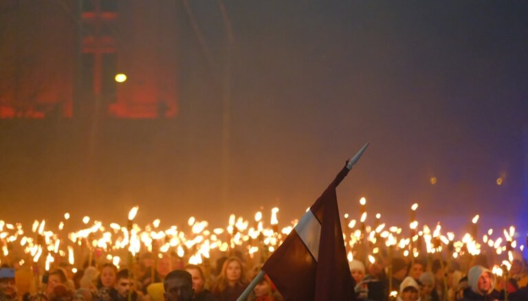 Foto: Latvijas Republikas proklamēšanas dienā tūkstoši dodas vērienīgajā lāpu gājienā
