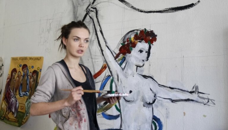 Parīzē pašnāvību izdarījusi 'Femen' dibinātāja