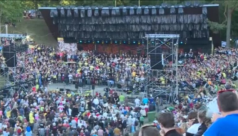 Foto un video: Igaunijā notikuši trešie Panku dziesmu svētki