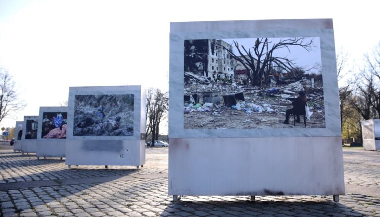 Фотовыставка о военных буднях Украины перемещена на площадь напротив посольства России