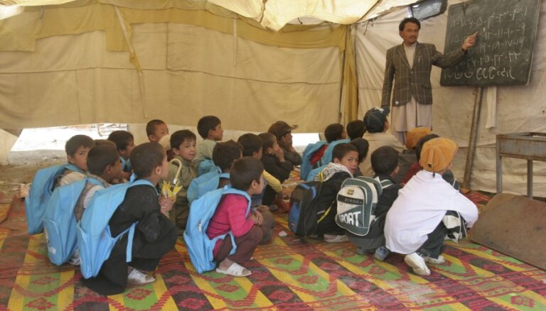 'Taliban' kontrolē mācību procesu Afganistānas skolās