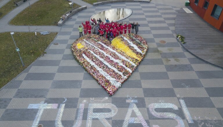 ФОТО, ВИДЕО. В знак благодарности медикам под окнами больницы Страдиня выложили сердце из 30 000 цветов