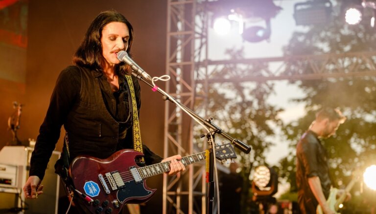 Foto: Siguldas pilsdrupās koncertē britu alternatīvā roka zvaigznes 'Placebo'