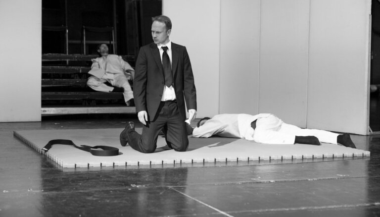 Kairišs Čehova teātrī iestudē kara laika hroniku 'Hamlets'