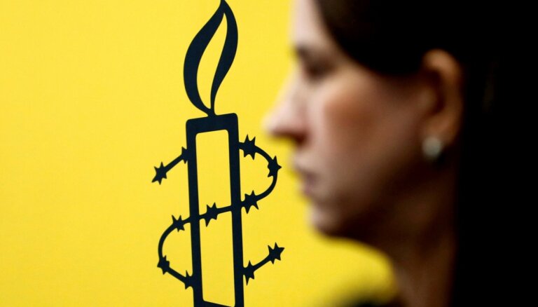 Двойные стандарты и дискриминация беженцев. За что в годовом отчете Amnesty International критикуют Европу и Латвию