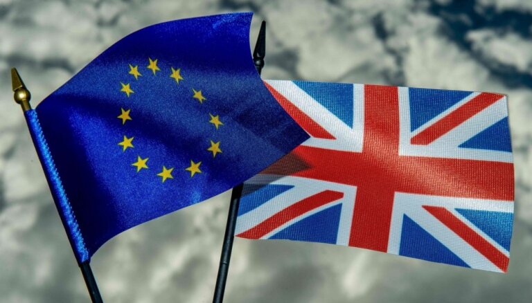 Lielbritānija un ES oficiāli apstiprina Ziemeļīrijas protokola grozījumus