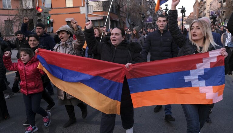 ВИДЕО. В Ереване протестующие штурмуют ворота парламента