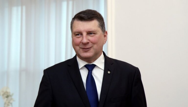 ФОТО: Прививку от Covid-19 получили экс-президент Вейонис и почти весь Кабинет министров